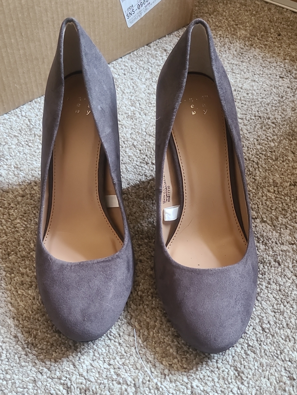 Target Women's Gray Suede Round-Toe Pumps